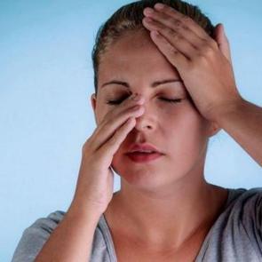 Migren değil, k&uuml;me baş ağrısı: Mevsim ge&ccedil;işlerinde artan sessiz tehlike