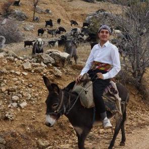 S&ouml;ylediği manilerle dikkat &ccedil;eken Yusuf: "Ne &ouml;recen elin vilayetini sarayını"