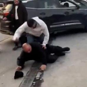 Otomobil sürücüsü, tartıştığı motosikletliyi öldüresiye darbetti