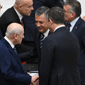 Meclis'te sıcak anlar: &Ouml;zg&uuml;r &Ouml;zel ve DEM Partililer Devlet Bah&ccedil;eli ile tokalaştı