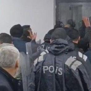 Protokol trib&uuml;n&uuml; karıştı: 'Sehpa' tehdidine jet hızıyla cevap!