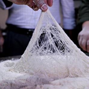 Sabırla yapılıyor, hızla t&uuml;keniyor: &Ccedil;orum&rsquo;un teltel tatlısı