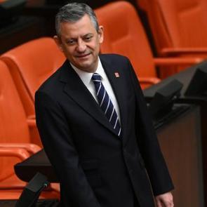 TBMM'de &Ouml;zg&uuml;r &Ouml;zel&rsquo;i zora sokan soru! Ne diyeceğini bilemedi! G&ouml;r&uuml;şmelere damgasını vurdu!