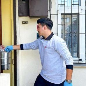 &Uuml;mraniye'de ihtiya&ccedil; sahiplerine her g&uuml;n iki &ouml;ğ&uuml;n yemek veriliyor