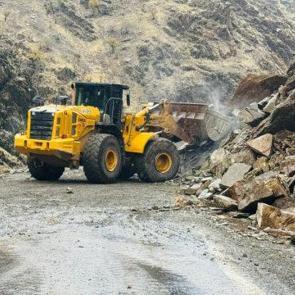 Yağış sonrası kopan kaya par&ccedil;aları yolu ulaşıma kapattı