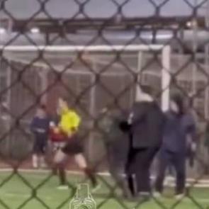 18 yaşındaki kadın hakeme &ccedil;ocukların g&ouml;z&uuml; &ouml;n&uuml;nde saldırdı