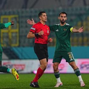 1. Lig'de şampiyonluğa oynayan takımdan kritik kayıp! 5 dakikada başına gelmeyen kalmadı