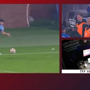 G&ouml;r&uuml;nt&uuml;ler taraftarları ayağa kaldırdı! VAR kayıtlarında birden fazla soru işareti