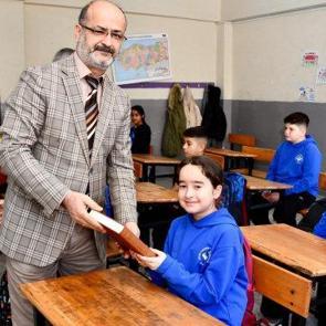 Silifke&rsquo;de anlamlı hareket: &Ouml;ğrencilere Kur&rsquo;an-ı Kerim hediye edildi