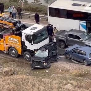 Ankara'da vin&ccedil;, 13 araca &ccedil;arptı; 5 yaralı