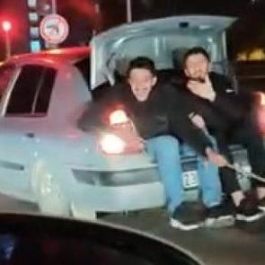 Bagaja oturup arızalanan arabayı elleriyle tuttukları iple &ccedil;ektiler