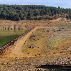 Barajda su seviyesi &ouml;l&uuml; hacme d&uuml;şt&uuml;, il&ccedil;eye su alımı durduruldu!