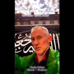  Batı'da ezber bozan g&ouml;r&uuml;nt&uuml;! İngiliz vatandaş Bakara Suresi'ni b&ouml;yle anlattı