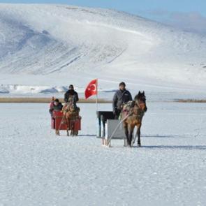 &Ccedil;ıldır G&ouml;l&uuml;&rsquo;nde kış masalı: Atlı kızaklarla buz &uuml;st&uuml;nde sezon a&ccedil;ıldı!