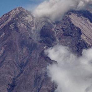  Endonezya'da Semeru Yanardağı alarmı! &Uuml;st &uuml;ste 6 kez patladı