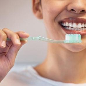 Evde doğal yollarla diş beyazlatma y&ouml;ntemleri