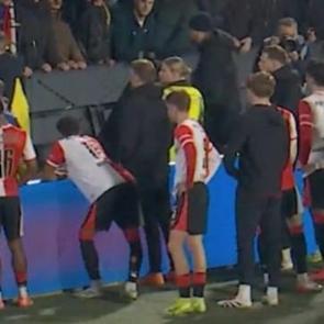 Feyenoord'da Robin van Persie bardağı taşırdı! Taraftarla hararetli tartışma