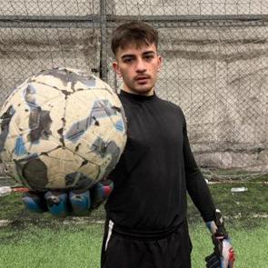 Gen&ccedil; kaleci &uuml;niversite masrafını halı sahada &ccedil;ıkarıyor