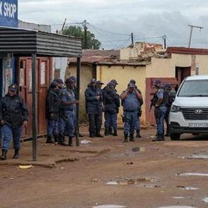 G&uuml;ney Afrika'da kan donduran vahşet! 12 cani kurşun yağdırdı: 9 &ouml;l&uuml;