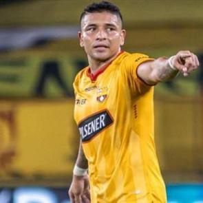 G&uuml;ney Amerika futbolu yasta! Mario Pineida, eşi ve annesinin yanında &ouml;ld&uuml;r&uuml;ld&uuml;