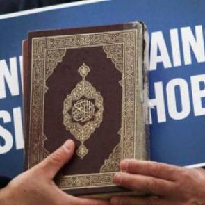 İslam d&uuml;şmanları yine sahnede! Stockholm&rsquo;de hadsizlik diz boyu: Camide al&ccedil;ak provokasyon!