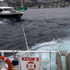 İstanbul Boğazı'nda s&uuml;r&uuml;klenen tekne kurtarıldı