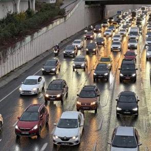İstanbul haftaya trafik &ccedil;ilesiyle başladı: Yoğunluk y&uuml;zde 87'yi buldu
