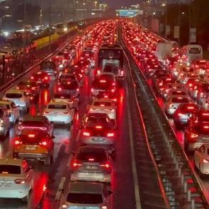 İstanbul'un bitmeyen &ccedil;ilesi: İBB bizim sorunumuz değil diyerek bakanlığı su&ccedil;ladı