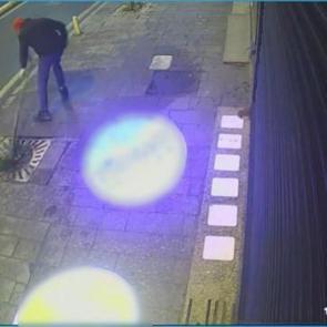 Kağıthane&rsquo;de direkleri tekmeleyip ağa&ccedil;lara zarar verdiği anlar kamerada