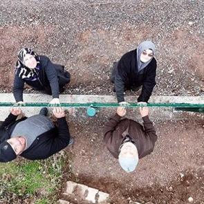 Kayseri'de bir mahalle tel &ouml;rg&uuml;yle ikiye b&ouml;l&uuml;nd&uuml;! B&ouml;lge halkı şaşkın