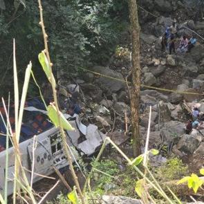 Kolombiya'da katliam gibi kaza! 20 metrelik uçuruma yuvarlandı: 16 ölü