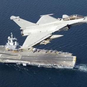 Macron BAE'de duyurdu! Fransa'dan u&ccedil;ak gemisi kararı! Vekillerden 'Erteleyin' &ccedil;ağrısı