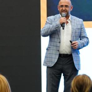 Makinanın y&ouml;nettiği bir d&uuml;nyada insan kalabilmek!