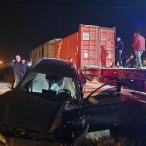 Malatya'da y&uuml;k treni otomobile &ccedil;arptı: 5 yaralı