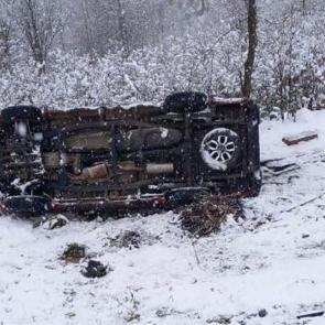 Ordu'da kamyonet karla kaplı yolda şarampole yuvarlandı: 6 yaralı