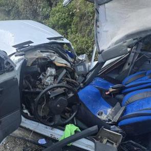 Otomobile kaya d&uuml;şt&uuml;! 5 kişi yaralandı