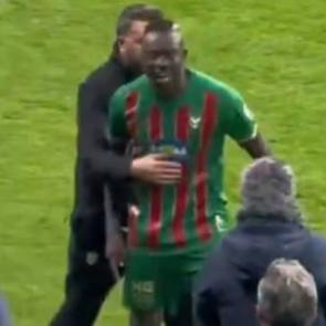 Oyundan alınınca &ccedil;ılgına d&ouml;nd&uuml;! Kendi hocasına saldırdı