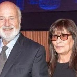 &Uuml;nl&uuml; y&ouml;netmen ve eşi  evlerinde &ouml;l&uuml; bulundu