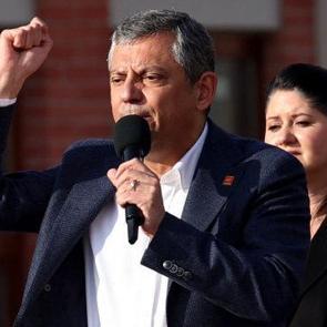 &Ouml;zg&uuml;r &Ouml;zel Yunanistan'ı &ouml;vd&uuml;, T&uuml;rkiye'yi eleştirdi! Kendi se&ccedil;meni bile tepki g&ouml;sterdi