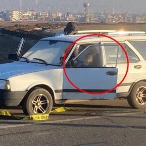 Park halindeki otomobilde, direksiyon başında &ouml;l&uuml; bulundu