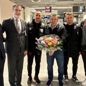 Samsunspor Almanya'da &ccedil;i&ccedil;eklerle karşılandı