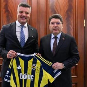 F.Bah&ccedil;e'den Adalet Bakanı Yılmaz Tun&ccedil;'a hediye edilen forma i&ccedil;in 'Mert Hakan' a&ccedil;ıklaması