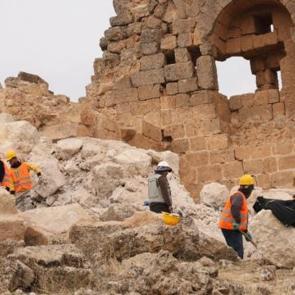 Tarihin izi s&uuml;r&uuml;l&uuml;yor! Zerzevan Kalesi&rsquo;nde kapsamlı restorasyon