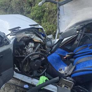 Trabzon'da otomobilin &uuml;zerine kaya par&ccedil;ası d&uuml;şt&uuml;: 5 yaralı