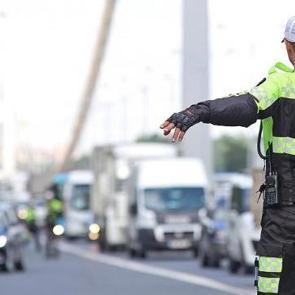 Trafikte d&uuml;zeni bozana rekor cezalar yolda