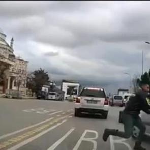 &Uuml;mraniye'de yol verme kavgası: Kaskıyla araca vurdu