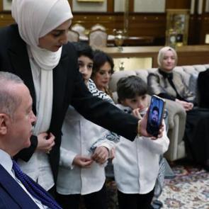 Cumhurbaşkanı Erdoğan AA foto muhabiri Ali Jadallah ile g&ouml;r&uuml;şt&uuml;