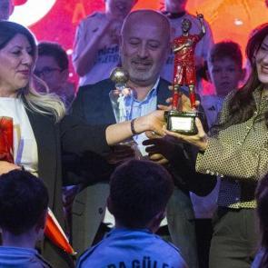 Arda G&uuml;ler'e yılın sporcusu &ouml;d&uuml;l&uuml; verildi