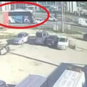 Ani fren faciası: Yolcu otob&uuml;s&uuml; otomobili metrelerce savurdu