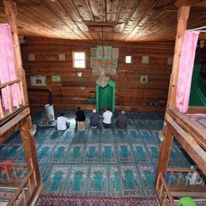 126 yıllık &ccedil;ivisiz cami zamana meydan okuyor